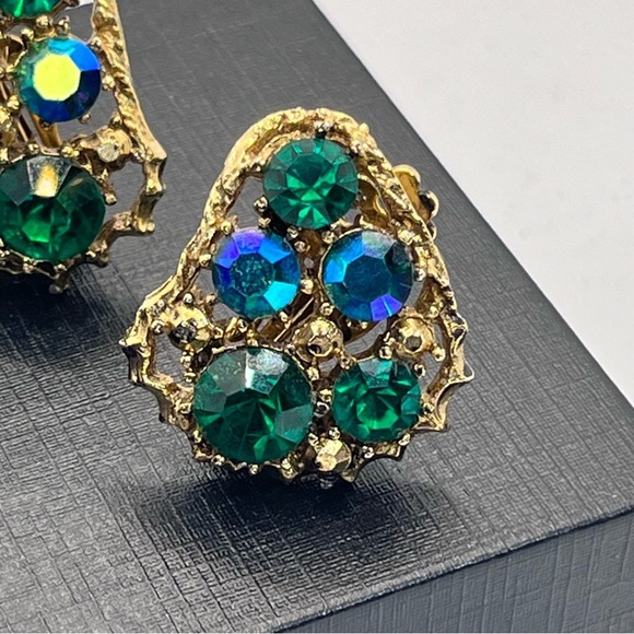 VTG 1960's Glass Crystals Gold Costume Earrings Clip-On Peacock Blue Green 1" - Picture 2 of 6